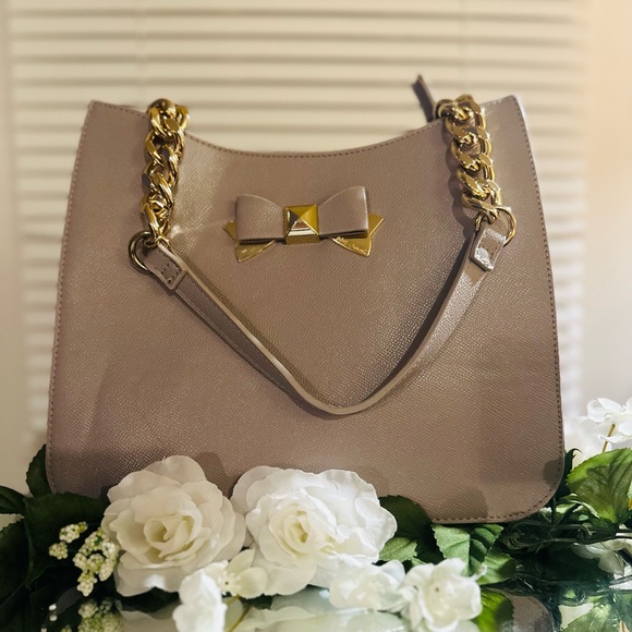 Betsy saffiano textured leather shoulder bag that features glamorous gold-tone - Picture 3 of 7